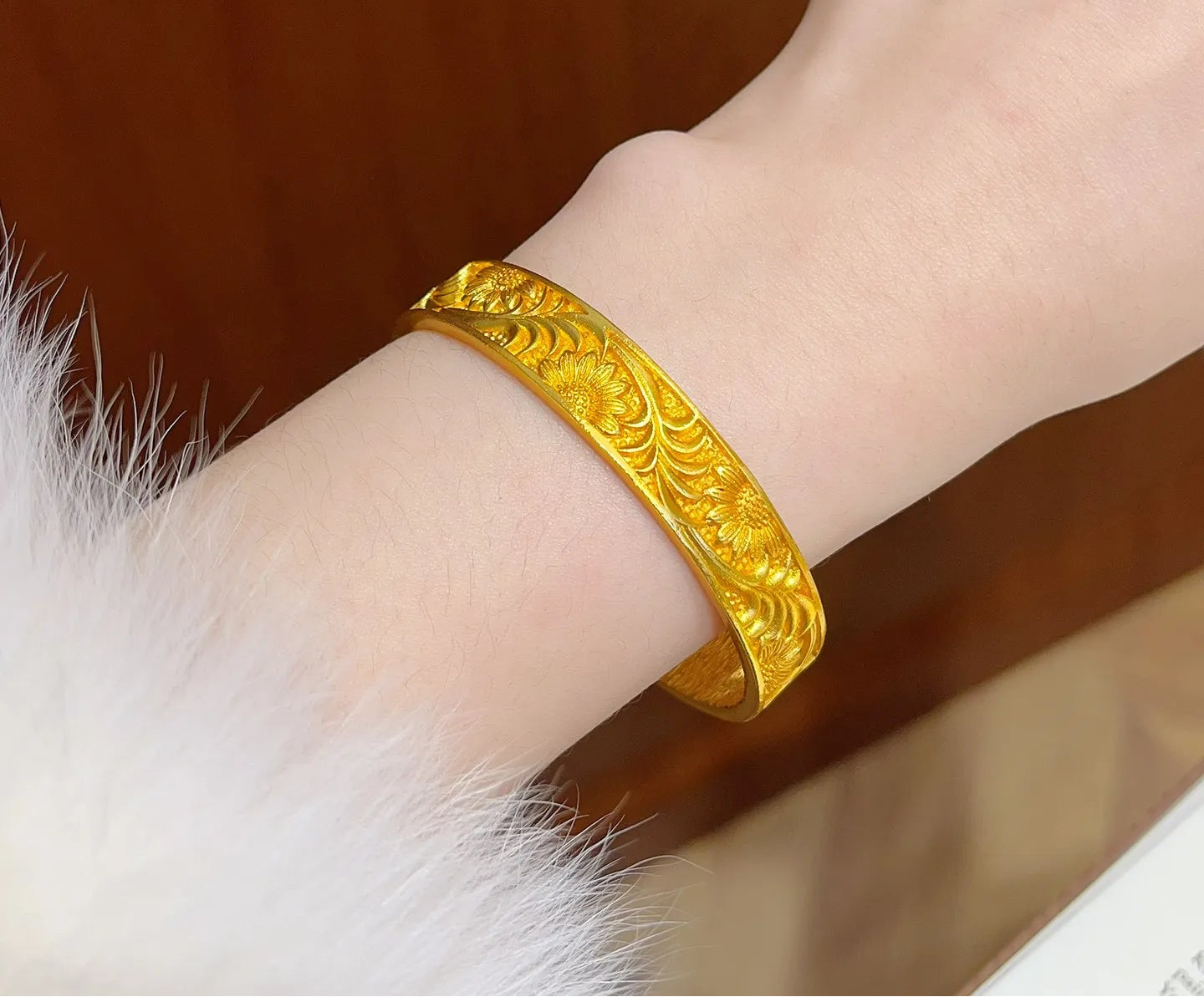Gold Tone Women’s Cuff Bangle Bracelet Retro Flower Design