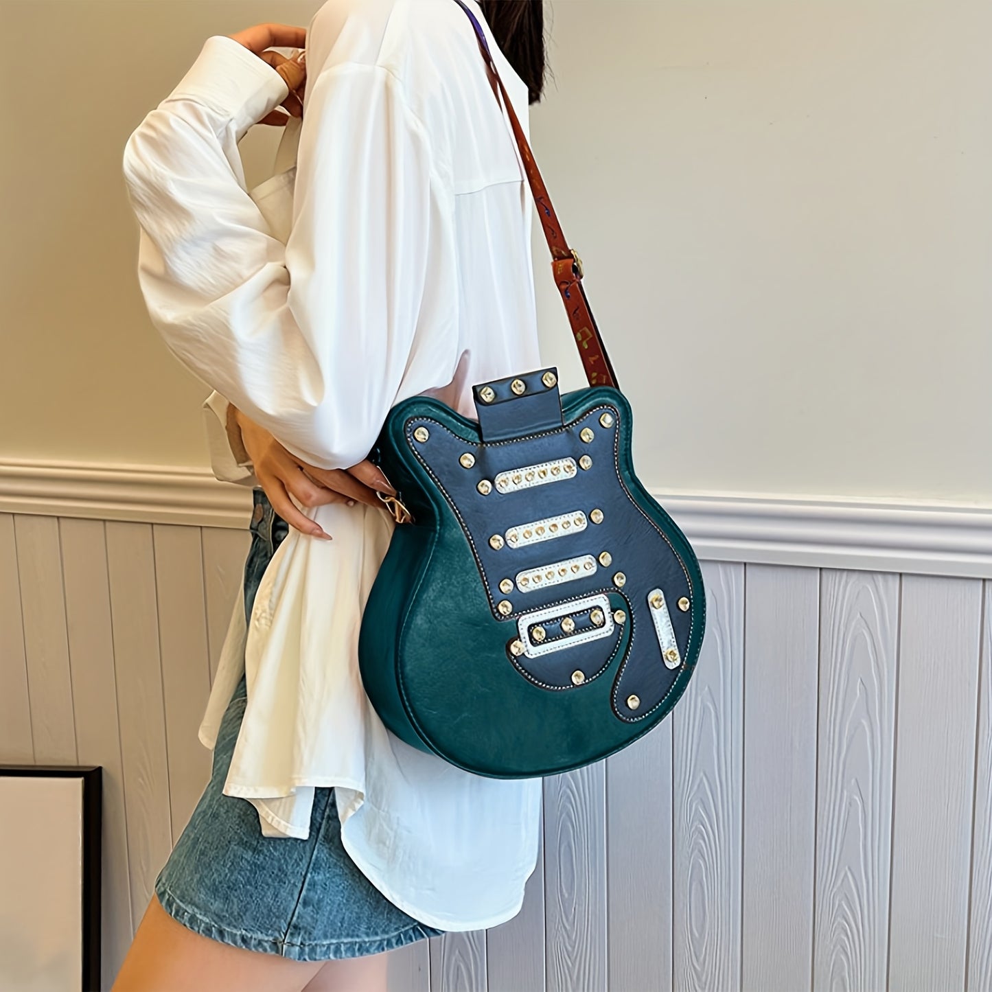 Guitar-Shaped Crossbody Bag – Trendy Musical Instrument Purse for Music Lovers